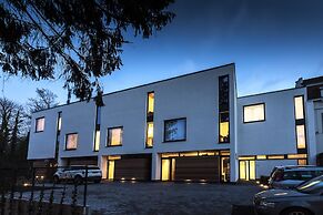 Unit 1 - Stylish Smart Home with Private Parking