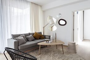 Unit 1 - Stylish Smart Home with Private Parking
