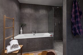 Unit 3 - Modern Smart Home Triplex Private Garden & Parking