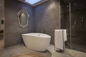 Unit 3 - Modern Smart Home Triplex Private Garden & Parking