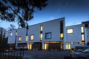 Unit 4 - Spacious Smart Home Triplex Private Garden & Parking