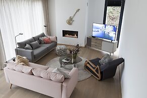 Unit 2 - Modern Smart Home Duplex With Free Parking