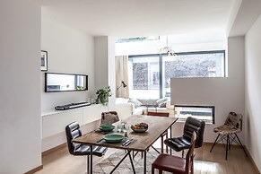 Unit 5 - Trendy Smart Home Triplex Private Garden & Parking