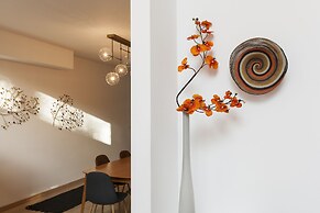 Unit 5 - Trendy Smart Home Triplex Private Garden & Parking