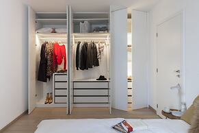 Unit 5 - Trendy Smart Home Triplex Private Garden & Parking
