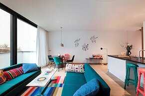 Unit 6 - Colorful Smart Home Triplex Private Garden & Parking