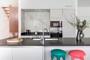 Unit 6 - Colorful Smart Home Triplex Private Garden & Parking