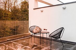Unit 6 - Colorful Smart Home Triplex Private Garden & Parking