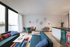 Unit 6 - Colorful Smart Home Triplex Private Garden & Parking