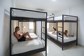 Mad Monkey Phnom Penh - Hostel