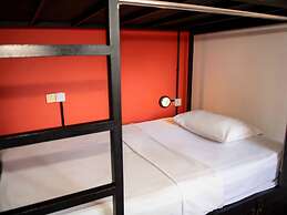 Mad Monkey Phnom Penh - Hostel