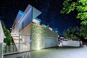 Luxury Villa Luna with Swimming Pool