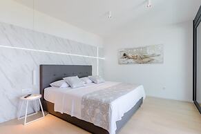 Luxury Villa Luna with Swimming Pool