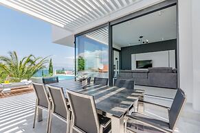 Luxury Villa Luna with Swimming Pool