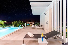 Luxury Villa Luna with Swimming Pool