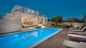 Luxury Villa Cinderella with Swimming Pool