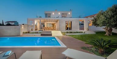 Luxury Villa Cinderella with Swimming Pool