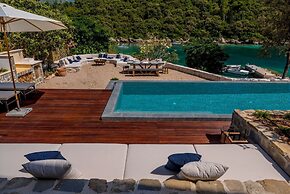 Beachfront Villa Feodora Grande