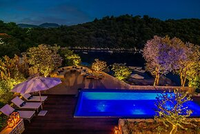 Beachfront Villa Feodora Grande