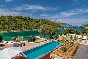 Beachfront Villa Feodora Grande