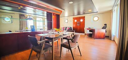 Doulos Phos The Ship Hotel