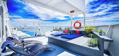 Doulos Phos The Ship Hotel