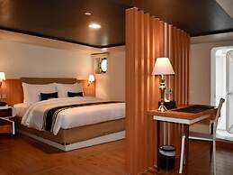 Doulos Phos The Ship Hotel