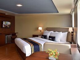 Doulos Phos The Ship Hotel
