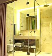 Maccani Black Luxury Suites