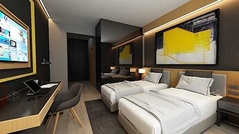 Maccani Black Luxury Suites