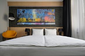 Maccani Black Luxury Suites