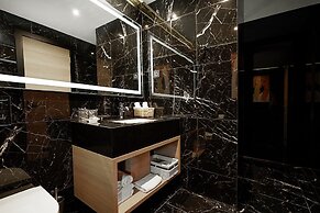 Maccani Black Luxury Suites