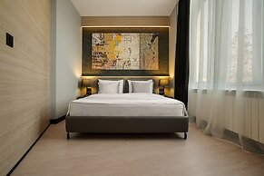 Maccani Black Luxury Suites