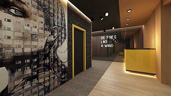 Maccani Black Luxury Suites