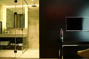 Maccani Black Luxury Suites
