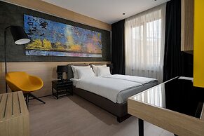 Maccani Black Luxury Suites