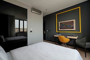 Maccani Black Luxury Suites