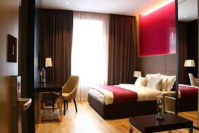 Maccani Black Luxury Suites