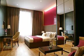 Maccani Black Luxury Suites