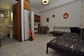 Manos Syros