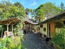 Hosteria La Roulotte Mindo