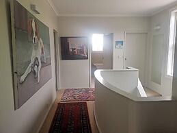 Stylish Comfortable Central Artists Home