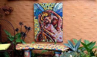 Stylish Comfortable Central Artists Home