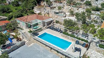 The Hidden Treasure Village - 3 Villas