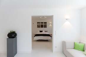 the white design apartment