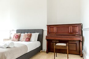 Spacious 1BR Period Apartment Hampstead