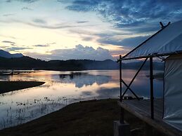 Sunset Nam Ngum tented resort