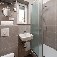 Luxury Studios & Rooms Seven