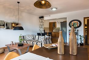 Dream Lux Flat with Great Outdoor Pool & Parking