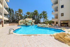 2 bed Apartment Overlooking Pool - Oroklini